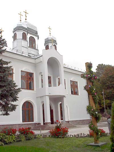 Хрест та фасад приміщення лютеранської церкви у м. Кременець.