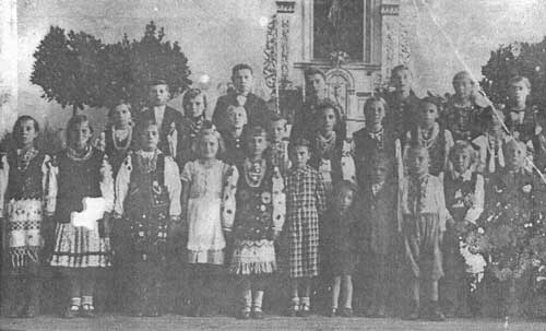 Зібрання молоді в лютеранській церкві у м. Станиславові (тепер Івано-Франківськ) в 30-х роках минулого століття.